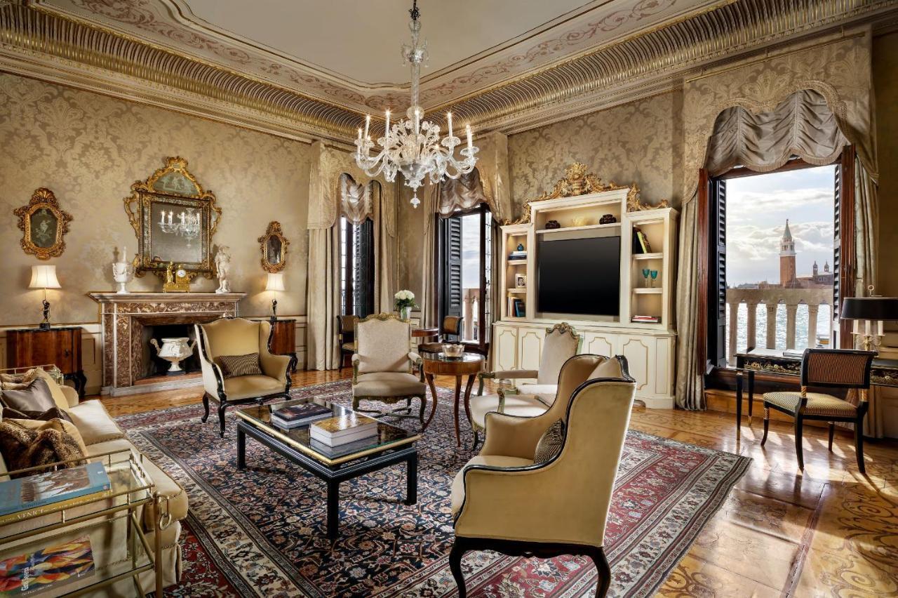 Hotel Danieli Venezia Esterno foto A suite at the St. Regis Rome
