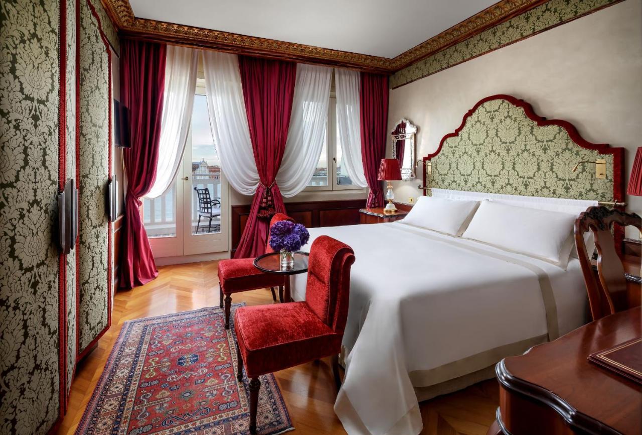Hotel Danieli Venezia Esterno foto A room at the Mandarin Oriental, Milan
