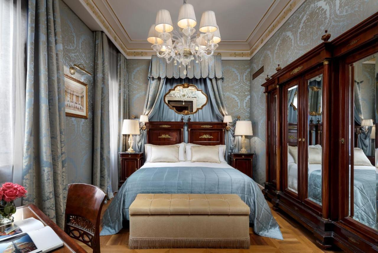 Hotel Danieli Venezia Esterno foto A bedroom at the Mandarin Oriental, Milan