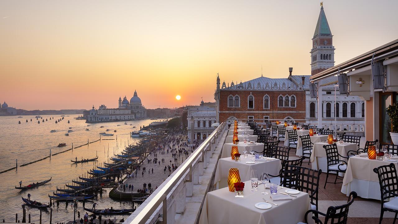 Hotel Danieli Venezia Esterno foto Sunset at the Westin Venice
